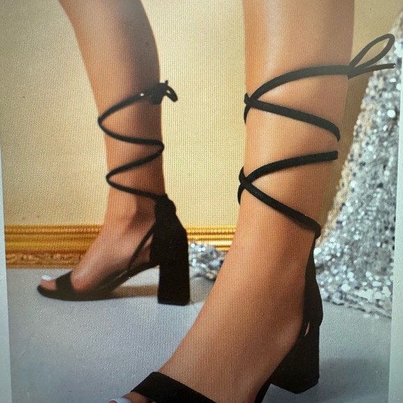 NWT Women’s cross strapped sandals size 8 (38) - Picture 5 of 5